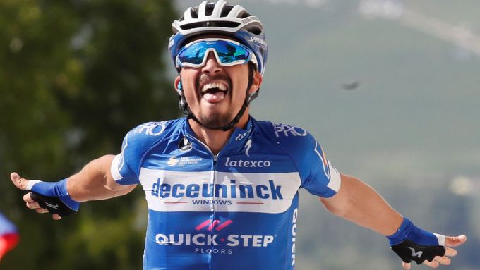 Julian Alaphilippe slaví vítězství ve třetí etapě Tour de France 2019
