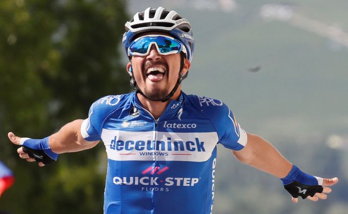 Julian Alaphilippe slaví vítězství ve třetí etapě Tour de France 2019