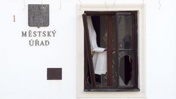 Okno radnice v Rýmařově po výbuchu.