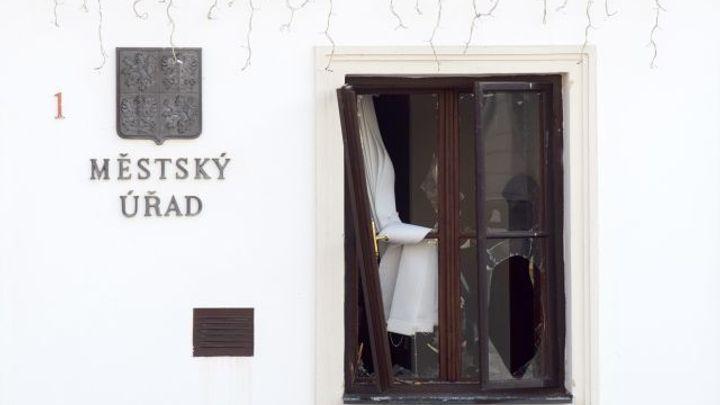 Muž, který útočil na radnici v Rýmařově, je na psychiatrii