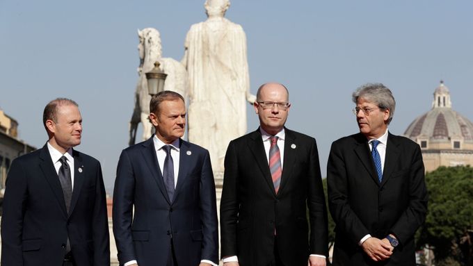 Český premiér Bohuslav Sobotka s ostatními představiteli EU v Římě.
