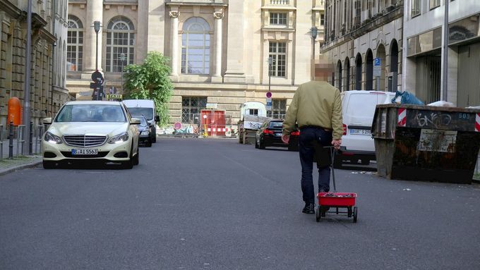 Umělec jezdí po městě s vozíčkem naplněným mobily. V mapách Googlu mění trasy ze zelených na červené.
