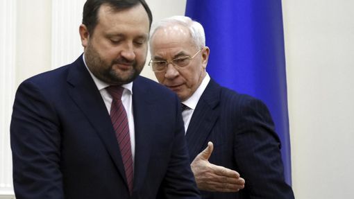 Střídání stráží. Expremiér Mykola Azarov (vpravo) ukazuje cestu svému nástupci Serhiji Arbuzovovi.