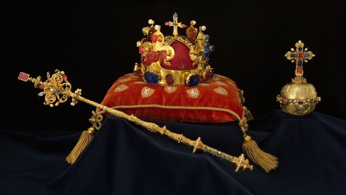 České korunovační klenoty budou vystaveny ve Vladislavském sále Pražského hradu od 15. září 2025.
