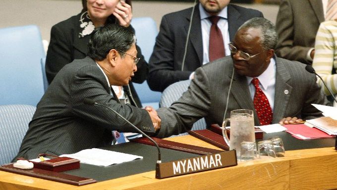 Ibrahim Gambari a velvyslanec Myanmaru při OSN Kyaw Tint Swe si podávají ruce před Gambariho vystoupením v Radě bezpečnosti 5. října