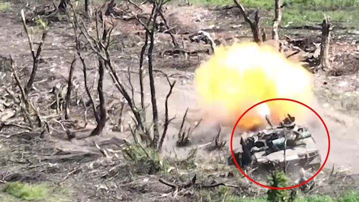 Tohle Rusové neuvidí rádi. Ukrajinci jim vzali tank a zaútočili na jejich zákopy