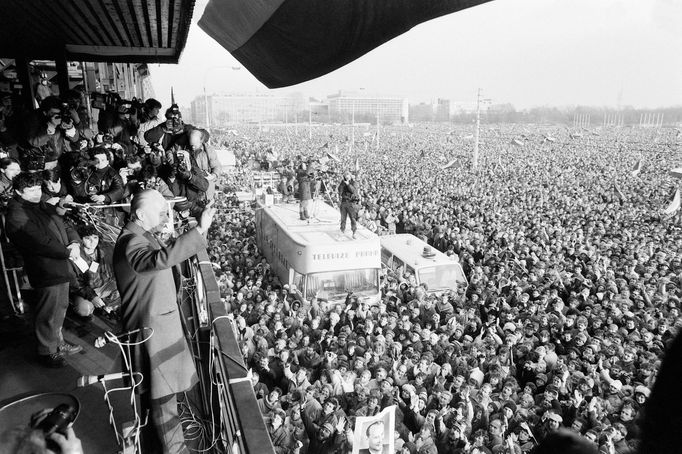 Projev na Letné 26. listopadu. Sametová revoluce 1989. Fotografie ze života Alexandra Dubčeka