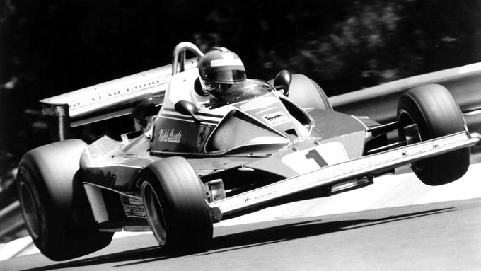 Niki Lauda přišel na německém okruhu málem o život, přesto na formuli 1 nezanevřel a do světa Grand Prix se vrátil za pouhých 39 dní.