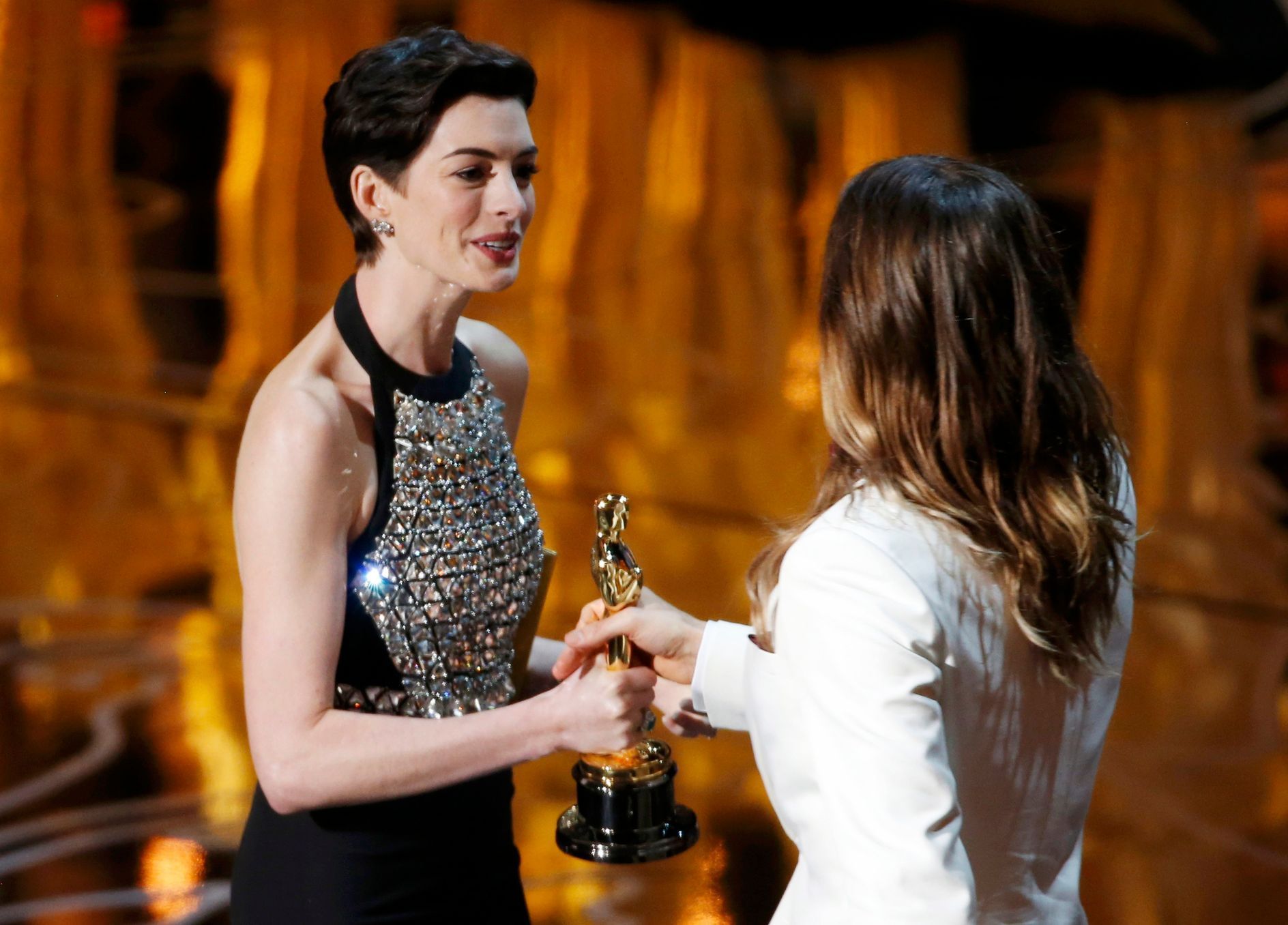 Hathaway presents the award to Leto, best supporting actor winner for his role in &quot;Dallas Buyers Club&quot; at the 86th Academy Awards in Hollywood