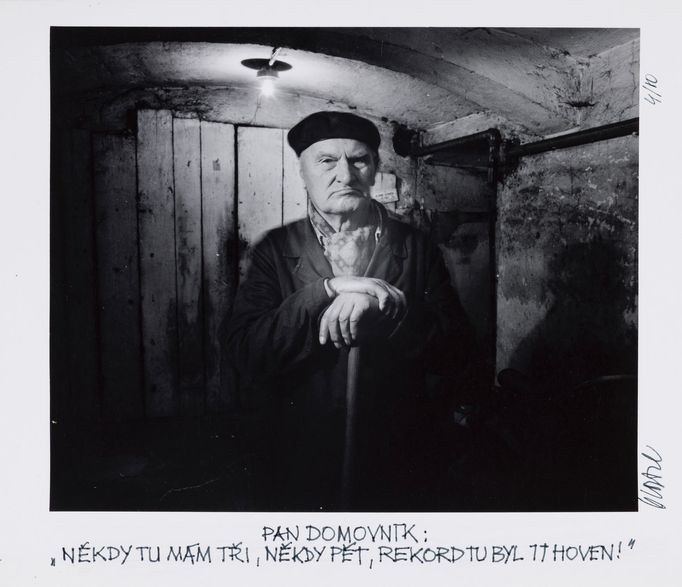 Jan Glozar, Pan domovník, 1988. Ukázka z výstavy "JAN GLOZAR: PORTRÉTY", kterou je k vidění ve dnech 1. 07. 2023 – 15. 10. 2023 v pražské Galerii Josefa Sudka.