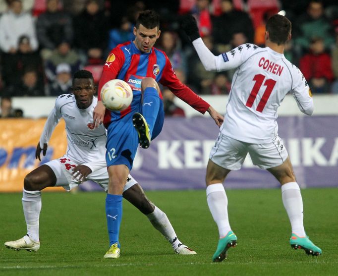 Fotbalista Plzně Michal Ďuriš je bráněn Elroyem Cohenem v utkání proti Hapoelu Tel Aviv během Evropské ligy 2012/13.