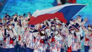 Alena Mills a Michal Březina s českou vlajkou při zahájení olympiády v Pekingu 2022