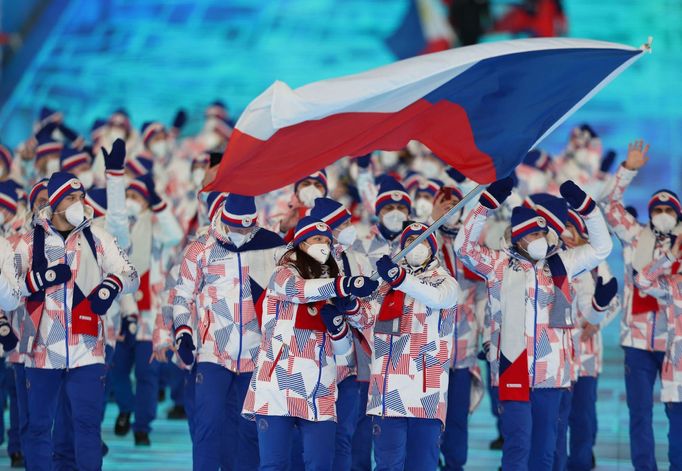 Alena Mills a Michal Březina s českou vlajkou při zahájení olympiády v Pekingu 2022.