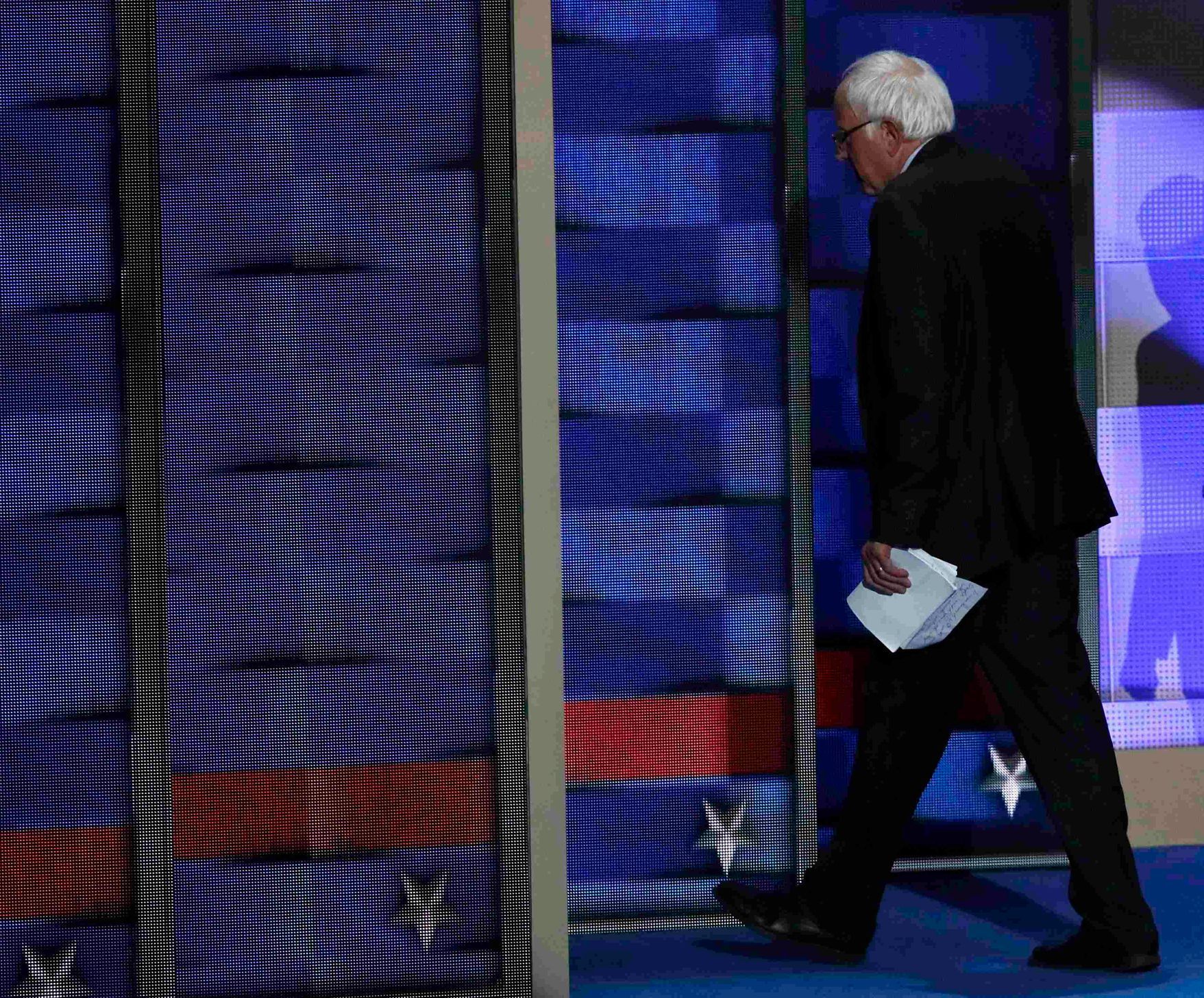 Bývalý kandidát na prezidenta Bernie Sanders opouští pódium na Demokratickém sjezdu