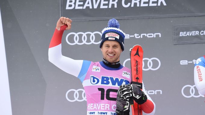 Švýcarský sjezdař Beat Feuz oslavuje vítězství v Beaver Creeku.
