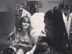 Ariana Grande v dětské nemocnici, kde se léčí zranění z teroristického útoku