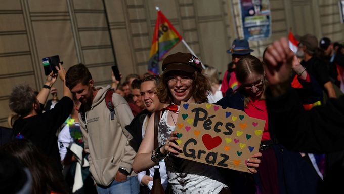 Až 8000 lidí se v sobotu v jihomaďarském univerzitním městě Pécs zúčastnilo pochodu na podporu sexuálních menšin Pécs Pride, který úřady zakázaly; 4. 10. 2025.