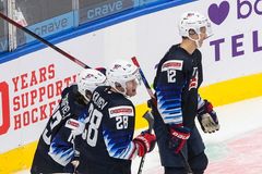 Finové padli s USA minutu před koncem, Rusy po porážce s Kanadou trápil neuznaný gól