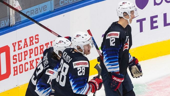 Američané slaví gól v české síti na MSJ 2021 v Edmontonu.