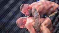 Během souboje změnil taktiku. Soupeři nabídl vhodnou chvilku k tomu, aby se pokusil postavit na nohy, ale viděl odkrytý krk. Nasadil techniku "rear naked choke" a půl minuty před koncem prvního kola ho uškrtil.