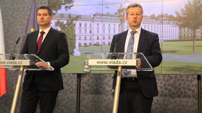 Ministr za ČSSD Jiří Havlíček (vlevo) a ministr za ANO Richard Brabec po jednání vlády
