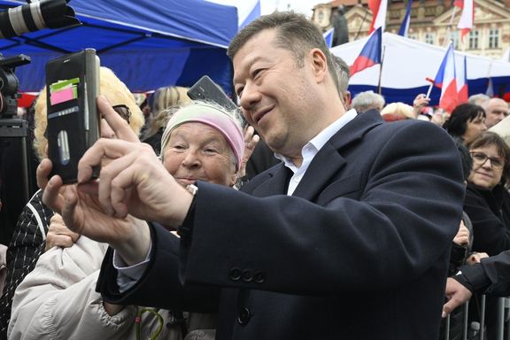 Předseda SPD Tomio Okamura se fotí s příznivci na celonárodním veřejném setkání při příležitosti 80. výročí od konce druhé světové války