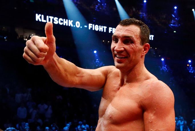 Ukrajinský boxer Vladimir Kličko během vítězného zápasu s Polákem Mariuszem Wachem o mistra těžké váhy.