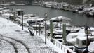 View of snow-covered boats along the Port de l'Arsenal near the Bastille place in Paris March 12, 2013 as winter weather with snow and freezing temperatures returns to northern France. REUTERS/Jacky Naegelen (FRANCE - Tags: ENVIRONMENT) Published: Bře. 12, 2013, 11:56 dop.