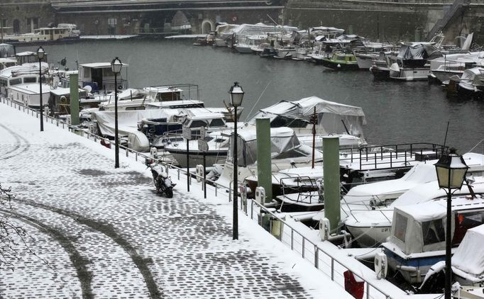 View of snow-covered boats along the Port de l'Arsenal near the Bastille place in Paris March 12, 2013 as winter weather with snow and freezing temperatures returns to northern France. REUTERS/Jacky Naegelen (FRANCE - Tags: ENVIRONMENT) Published: Bře. 12, 2013, 11:56 dop.