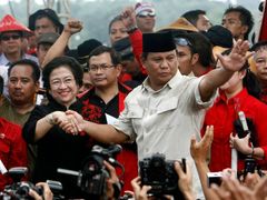 Megawati Sukarnoputri a Prabowo Subianto na předvolebním mítinku