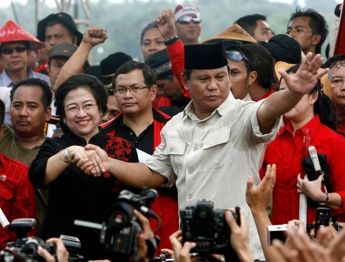 Megawati Sukarnoputri a Prabowo Subianto na předvolebním mítinku