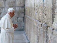 Papež Benedikt XVI. u Zdi nářků.