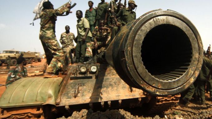 Vojáci Súdánu stojí na ukořistěném tanku jihosúdánské armády.