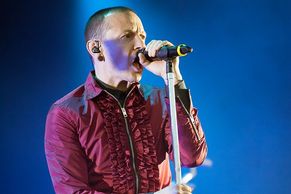 Linkin Park předvedli v Praze skvělé rockové vystoupení s popovou deskou v zádech