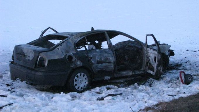 Při nehodě na Plzeňsku shořelo auto. Jeden mrtvý