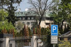 Už jich v Praze zůstává jen pět. Ruské velvyslanectví opustil zkušený diplomat