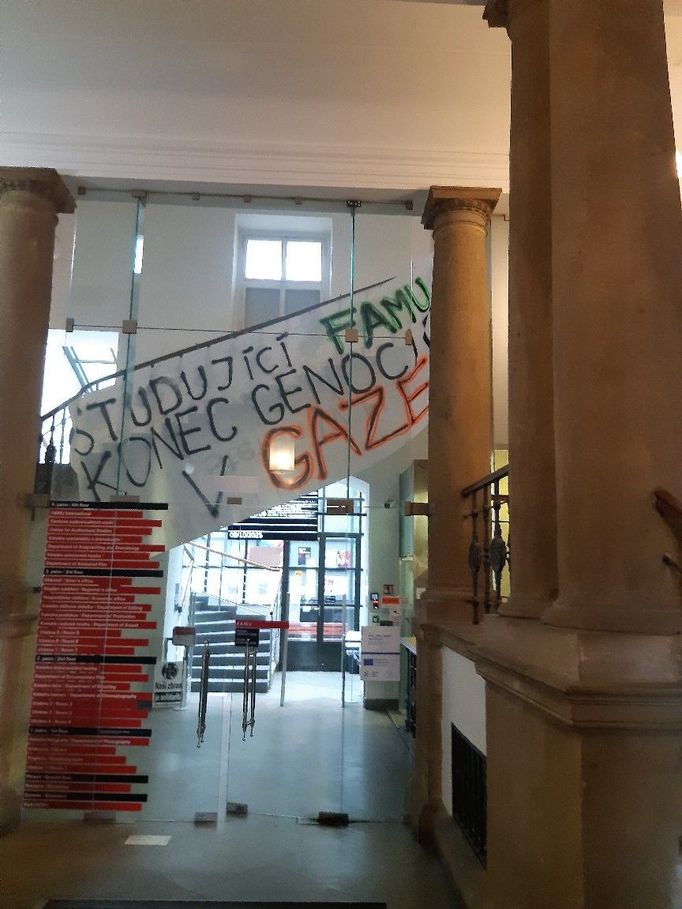 Protest propalestinských studentů na pražském FAMU
