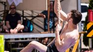 Matěj Cigl při šplhu v Novém Městě nad Metují
