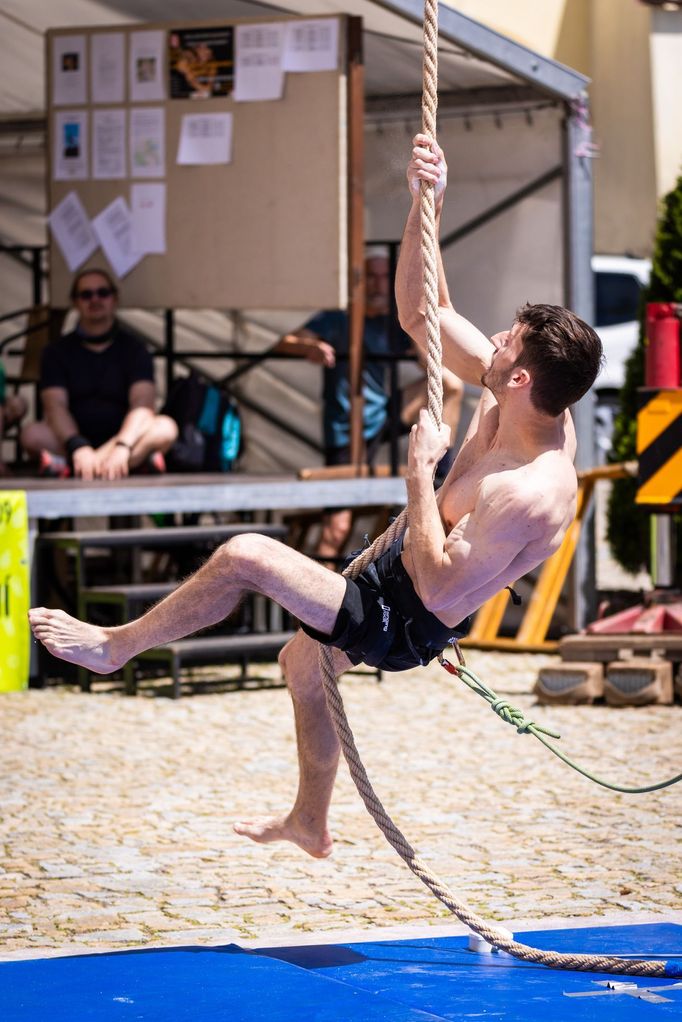 Matěj Cigl při šplhu v Novém Městě nad Metují