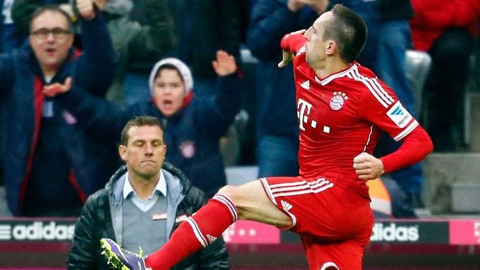 Ribéry z Bayernu Mnichov slaví branku, kterou vstřelil Augsburgu