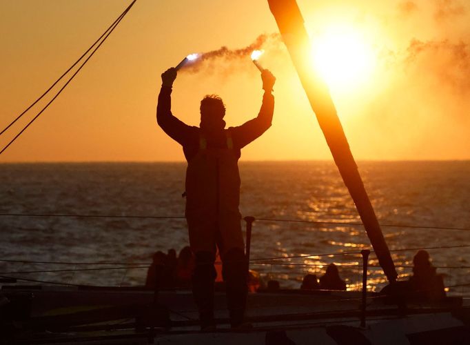 Francouz Charlie Dalin slaví vítězství v jachtařském závode kolem světa Vendée Globe