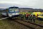 Ve Velkých Pavlovicích se srazil vlak s autem, řidič je zraněný