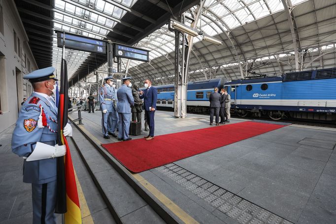 Německý prezident Frank-Walter Steinmeier přijel vlakem na Hlavní nádraží na návštěvu České republiky.