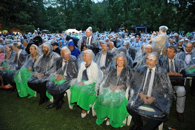 Lidé si koncert nenechali ujít navzdory dešti.