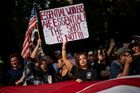 V pondělí proto tisíce lidí vyšly do ulic nejlidnatějšího amerického města a proti novému nařízení protestovaly.
