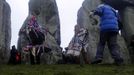 Tanec účastníků oslav zimního slunovratu ve Stonehenge.