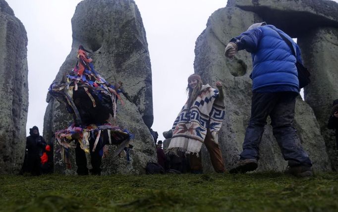 Tanec účastníků oslav zimního slunovratu ve Stonehenge.