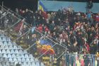 Chuligáni prolomili plot sektoru pro hosty a pronikli na vedlejší tribunu stadionu Pasienky...
