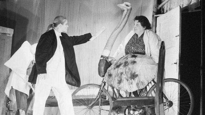 Eva Vidlařová je vpravo na snímku z divadelního představení z roku 1990.