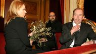 Z lóže sledoval smuteční obřad i bývalý prezident Václav Havel s manželkou Dagmarou. Vzadu uprostřed režisér Vladimír Morávek.